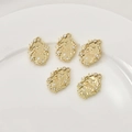 Makro-Detail von 14k vergoldeten ovalen Schleifenblumen-Anhängern mit Love-Gravur und Zirkon - 14K Gold Floral Oval Platte Stil / Ca. 18*13mm