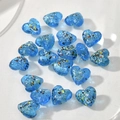 Nahaufnahme von 15mm herzförmigen blauen Glasperlen mit bunten Partikeln für DIY - 1 Stück / Hellsee-Blau