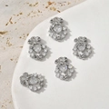 Dettaglio del ciondolo a cuore in zircone con fiocco argentato per gioielli DIY - Pendaglio Cuore con Fiocco / Argento