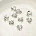 Copriperle argentate lucide con design a petalo di neve per gioielli fai da te - Style L Bead Cap / Circa 11 mm / Bianco K/Argento
