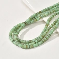 Vue détaillée de perles heishi en coquillage naturel vert menthe 6mm pour bijoux DIY - Pièce Unique / Vert clair