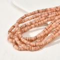 Gros plan de perles heishi en nacre naturelle rose 6mm pour la création de bijoux - Pièce Unique / Rose Orangé