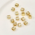 Dettaglio di perla con lettera placcata oro 14k con zircone e marchio 925 - Numero 3 6.5*5.2mm