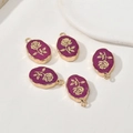 Detail van 5 paarse ovale kristallen hangers met gouden rand en rozenmotieven - Rozerode Roos / Ongeveer 22*13mm