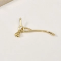 Vue macro d'une barre en métal doré 14k avec petit grelot pour création de bijoux DIY - Ensemble de Fermoirs OT / Or 14K