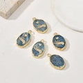Macro-opname van 5 blauwe edelsteen hangers met gouden rand en hand-hart patronen - Apatiet Gebaar / Ongeveer 22*13mm