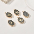 Gedetailleerd beeld van vijf natuurstenen hangers met gouden Saturnus-motieven en metalen rand - Grijze Flash Planeet / Ongeveer 22*13mm