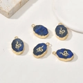 Detailopname van ovale lapis lazuli hangers met gouden slangenembleem voor sieraden - Lapis Lazuli Slang / Ongeveer 22*13mm