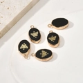 Detail van 5 zwarte ovale hangers met gouden vlinderpatroon voor DIY sieraden - Zwarte vlinder / Ongeveer 22*13mm