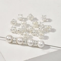 Dettaglio macro di distanziatori floreali argentati infilati con perle bianche eleganti - 14# Argento Distanziatore Fiore a Foro Largo