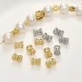 Macro-opname van 14k vergulde holle bloemstrikkralen op een witte parelketting - 11# 14k Goud Holle Vatkraal (Ongeveer 5*6.5mm)