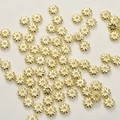 Vista ravvicinata di perline a girasole placcate in oro 14k per gioielli fai-da-te - Perlina Distanziatrice Girasole Oro 14k
