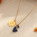 Goldene Halskette mit blauem Herzanhänger und graviertem Blumen-Charm auf weißem Grund - September