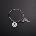 Verstellbares silbernes Titanstahl-Armband mit K-Anhänger, Strassstein und Flügel-Element - Stil K
