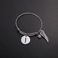 Verstellbares silbernes Titanstahl-Armband mit personalisiertem J und Federanhänger - Stil I