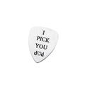 Médiator en acier titane poli avec gravure 'I PICK YOU DAD' sur fond blanc pur - Style I Pick You Dud (AL271)