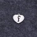 Detailansicht silberner herzförmiger Anhänger mit hohlem Buchstaben F für DIY Schmuck - Buchstabe F (AL269)