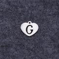 Nahaufnahme von herzförmigem Edelstahl-Anhänger mit ausgestanztem Buchstaben G Motiv - Buchstabe G (AL269)