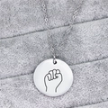 Dettaglio di un ciondolo in acciaio inossidabile argento con design a pugno chiuso nero - Pugno alzato (N454)