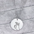 Dettaglio macro della collana in acciaio argento con pendente circolare gesto OK - Gesto della Mano OK (N453)