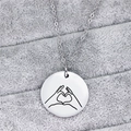 Macro di una collana in acciaio al titanio argento con ciondolo a cuore con le mani - Gesto della Mano a Cuore (N452)