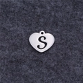 Polierter herzförmiger Anhänger aus Edelstahl mit ausgestanztem Buchstaben S - Buchstabe S (AL269)