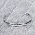 Bracciale rigido a C in acciaio argentato con citazione sull'amicizia e cuori incisi - Argento