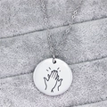 Macro di collana in acciaio al titanio argento con mani incise su vassoio in velluto grigio - Dammi il cinque (N449)