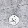 Dettaglio della collana con ciondolo tondo argento e segno I Love You su peluche - Segno I Love You (N448)