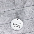 Dettaglio macro della collana in acciaio al titanio argento con ciondolo inciso Shaka - Gesto Shaka (N447)