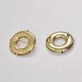Détail macro de la broche ronde dorée 38mm avec motif nid d'abeille ajouré et épingle au dos - Or (8#)