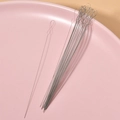 Vue macro d'aiguilles à perles ultra-fines en argent avec boucles pour bijoux DIY - Aiguille à Perles Torsadée 110mm