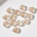 Makroaufnahme von herzförmigen Glasperlen mit Goldglitzer für die Schmuckherstellung - 1 Stück / Transparent Weiß Goldsand