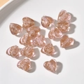 Makroaufnahme von rosa Herzglasperlen mit Goldglitzer für die DIY-Schmuckherstellung - 1 Stück / Transparent Rosa Goldsand