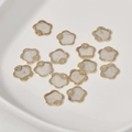 Vue macro de pendentifs fleurs dorés avec pétales en coquillage blanc pour bijoux DIY - Forme de Fleur / 11mm