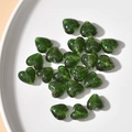 Nahaufnahme grüner Glasperlen in Herzform mit Goldglitzer für DIY-Schmuckherstellung - 1 Stück / Smaragdgrün Goldsand