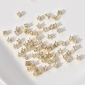 Detalle macro de cuentas espaciadoras doradas con circonitas para creación de joyería DIY - Blanco Transparente (5# 3x3mm)