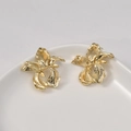 Pendientes de iris con cinco pétalos en oro de 14k y textura de metal cepillado - Pendiente de flor dorada (1 pieza)