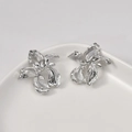 Elegantes pendientes flor de plata 14k con textura de metal cepillado en plato blanco - Pendiente de flor plateada (1 pieza)