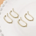 Gros plan de quatre supports de boucles d'oreilles clips plaqués or 14 carats en forme de U - 7# Crochet d'Oreille Or