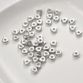 Gros plan de perles d'espacement triangulaires en métal pour bijoux DIY sur plateau - Perle d'espacement triangulaire (2#) / Petit (1 pièce) / Or blanc