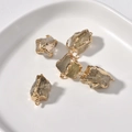 Nahaufnahme von unregelmäßigen Naturkristallen mit vergoldetem Rand und Metallring - 7# Zitronenquarz Doppelverbinder
