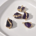 Nahaufnahme von fünf Amethyst-Anhängern mit Goldrand in einer weißen Keramikschale - 3# Amethyst Doppelverbinder