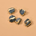Makro-Detail von fünf blauen Natursteinen mit vergoldetem Rand für DIY-Schmuckherstellung - 10# Apatit Doppelverbinder
