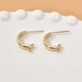 Dettaglio di orecchini a lobo a forma di C placcati oro 14k su vassoio di ceramica - 17# Oro