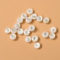 Detalle macro de cuentas de concha blanca con patrones de luna dorada para joyería DIY - Luna (6#) / 1 Pieza / Blanco