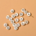 Detalle macro de cuentas de concha blanca con mariposa dorada para joyería DIY - Mariposa Lisa (11#) / 1 Pieza / Blanco