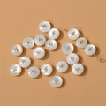 Detalle macro de cuentas de nácar redondas con incrustación de rayo dorado para joyería - Rayo (9#) / 1 Pieza / Blanco