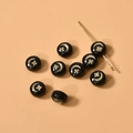 Detalle de cuentas redondas negras y doradas con lunas y tréboles para joyería artesanal - Flor de Luna (23#) / 1 Pieza / Negro