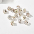 Détail macro de perles en verre cubiques avec inclusions florales pour bijoux DIY - Carré 3D Blanc